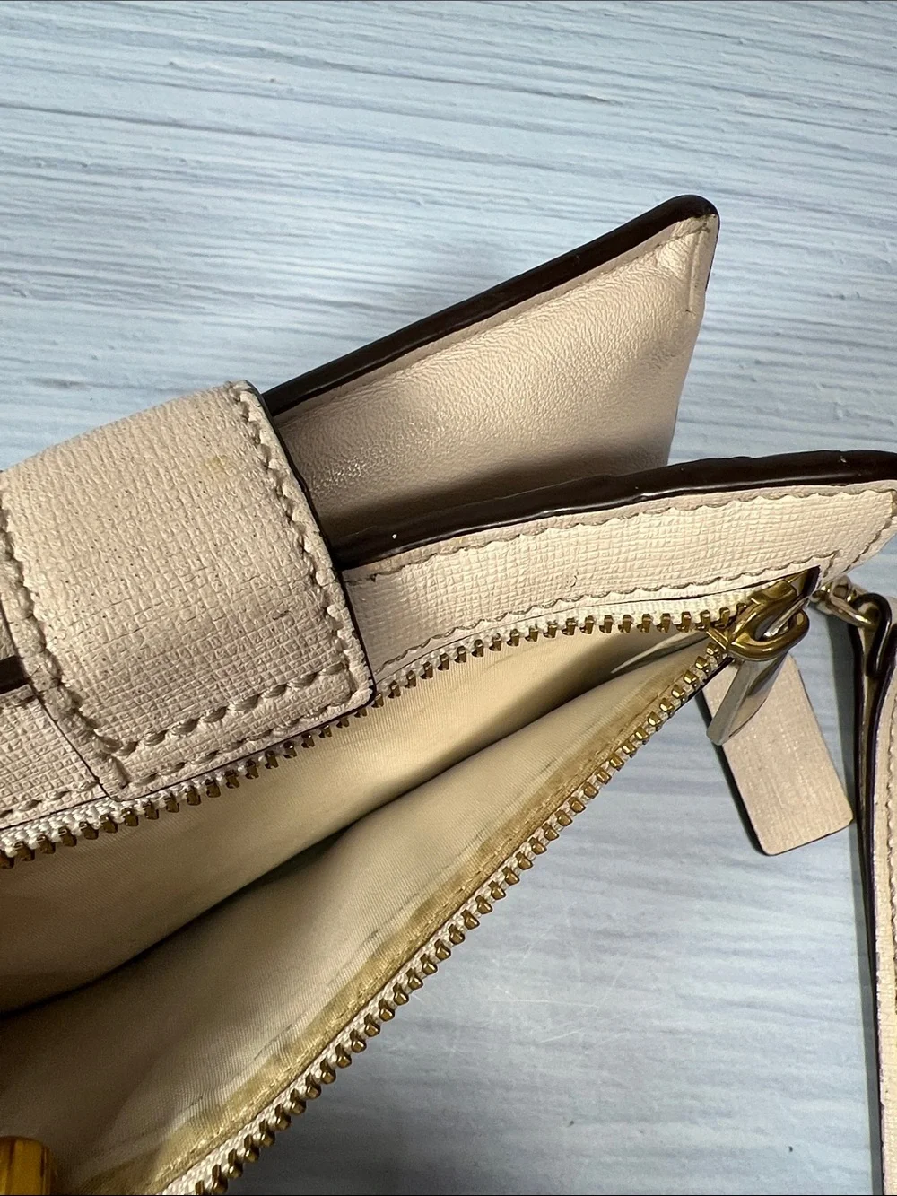 🌺 COACH CREAM LEATHER WRISTLET PHONE WALLET